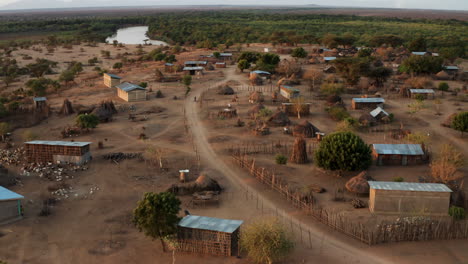 Panoramaaufnahme-Typischer-Siedlungen-Im-Karo-Stamm-In-Der-Nähe-Des-Omo-Flussufers,-Südäthiopien