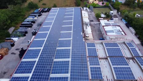 Dach-Einer-Scheune,-Das-Mit-Photovoltaikzellen-Bedeckt-Ist,-Um-Strom-Mit-Der-Sonne-Zu-Erzeugen