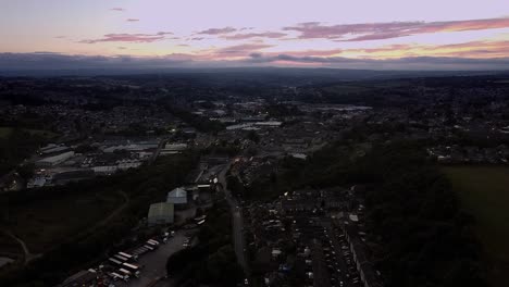 Stadtbild-Von-Yorkshire-Bei-Sonnenuntergang,-Aufgenommen-Mit-Einer-Drohne