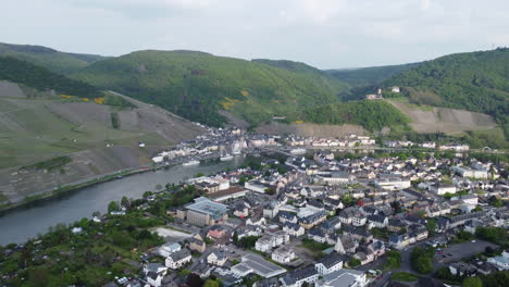 Aerial-flying-over-picturesque-town-of-Bernkastel-Kues,-Moselle-River-in-background