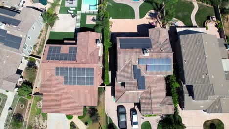 Solar-panels-on-roof-homes-in-suburb-of-Simi-Valley,-California---ascending-aerial-view