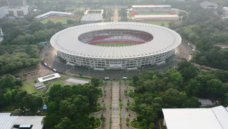 Acercamiento-Aéreo-Del-Estadio-Gbk-Rodeado-Por-Un-Complejo-Deportivo-Al-Atardecer-En-Yakarta,-Antena