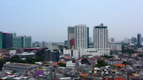 Paisaje-Urbano-Aéreo-De-Densas-Casas-Y-Bloques-De-Apartamentos-En-Yakarta,-Indonesia