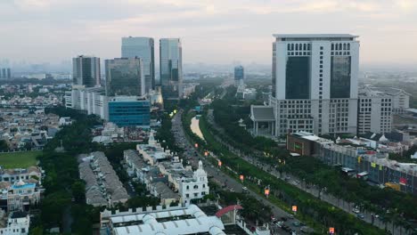 Vista-Aérea-Del-Horizonte-De-Edificios-Modernos-En-Pik-Jakarta-Al-Atardecer