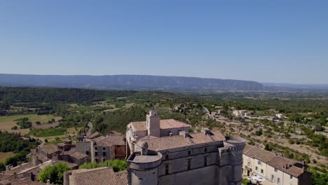 Flying-drone-over-Gordes,-in-the-south-of-France