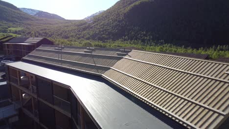 Luftbild-über-Holzdach-Mit-Schönem-Aarmotsdalen-Tal-Im-Hintergrund---Sonnenaufgang-über-Neu-Gebautem-Svoletunet-In-Myrkdalen,-Norwegen