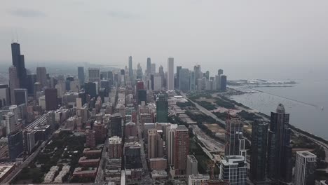 Luftaufnahmen-Der-Skyline-Von-Chicago-Nach-Links