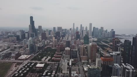 Aerial-footage-of-Chicago,-Illinois-Skyline-moving-right