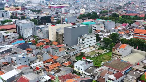 Edificios-Urbanos-Residenciales-Y-Comerciales-Densamente-Empaquetados-En-Jakarta-Indonesia,-Antena