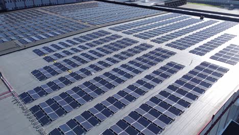 Solarpanel-Installation-In-Industriegröße-Auf-Dem-Dach-Des-Asko-Lagerhauses-In-Norwegen---Schöne-Sich-Nähernde-Antenne-Mit-Langsamer-Rotationsbewegung-Und-Sonnenreflexionen-In-Solarpanels