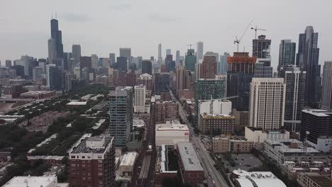 Aerial-footage-of-Chicago,-Illinois-city-skyline-moving-down-and-out