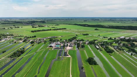 Hermosa-Toma-Aérea-De-Drones-De-Pólderes-Holandeses-Y-Edificios-Agrícolas