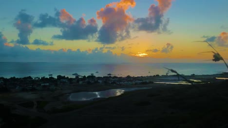 Colina-Frente-Al-Mar-Al-Atardecer-En-La-Isla-Caribeña,-Paisaje-Los-Roques-Framelapse