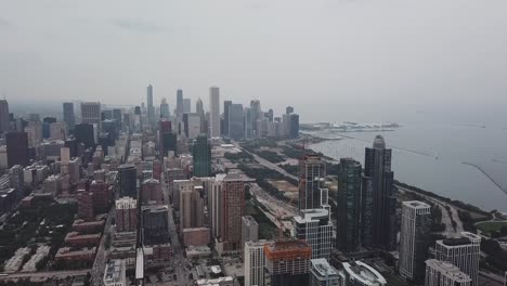 Imágenes-Aéreas-De-Chicago,-Horizonte-De-Illinois-Que-Se-Desplaza-Hacia-La-Derecha-Hacia-El-Lago-Michigan