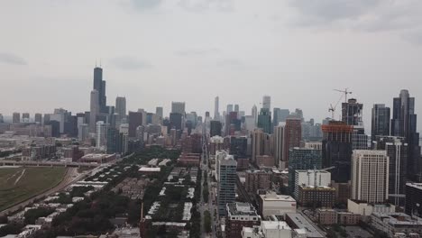 Luftaufnahmen-Der-Skyline-Von-Chicago,-Die-Sich-Nach-Links-Bewegt