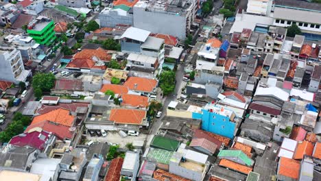 Vista-Aérea-De-Arriba-Hacia-Abajo-Del-Barrio-Residencial-Densamente-Poblado-En-Yakarta