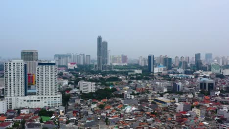 Luftskyline-Dichter-Großstädtischer-Gebäude-In-Jakarta-An-Dunstigen-Tag