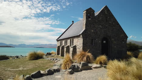 The-Church-of-the-Good-Shepherd-on-shore-Lake-Tekapo,-famous-tourist-attraction-in-New-Zealand