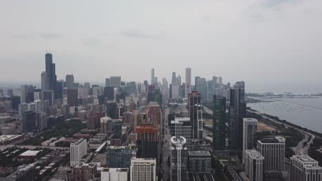 Aerial-footage-of-Chicago,-Illinois-skyline-moving-forward