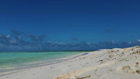 Zeitraffer-Weißer-Sandstrand,-Türkisfarbenes-Karibisches-Meerwasser,-Los-Roques-Venezuela