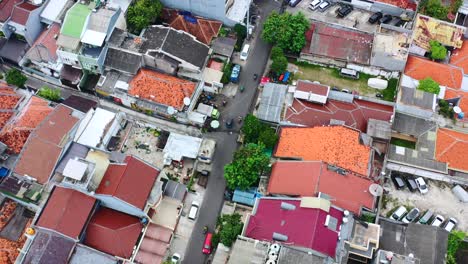Luftaufnahme-Von-Oben-Nach-Unten-Von-Motorrädern,-Die-Durch-Die-Wohngegend-Von-Jakarta-Fahren