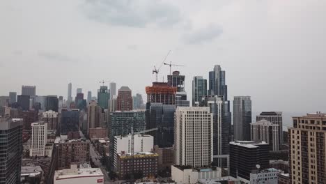 Aerial-footage-Chicago,-Illinois-city-skyline-moving-up