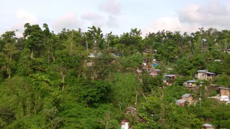 Casas-De-Ocupantes-Ilegales-Construidas-En-Las-Laderas-De-Las-Colinas-Por-Encima-De-La-Ciudad-De-Cebú-En-Filipinas