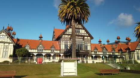 Edificio-único-Del-Museo-De-Rotorua,-Arquitectura-De-Renacimiento-Tudor,-Atracción-Turística-En-Nueva-Zelanda