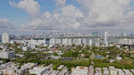 Miami-city-buildings-and-skyline-on-sunny-day,-dolly-zoom-out-effect