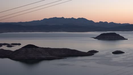 Amanecer-En-El-Lago-Hidromiel-Que-Muestra-El-Anillo-De-La-Bañera-Donde-Solía-Estar-El-Agua