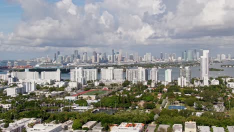 Dolly-zooming-in-Miami-city-skyline,-aerial-distance-view