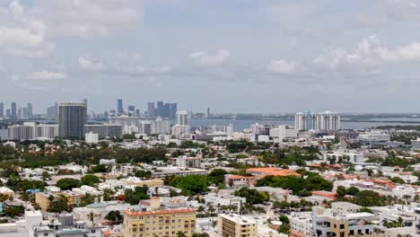 Vista-Aérea-Detallada-Del-Edificio-De-La-Ciudad-De-Miami-Y-El-Horizonte-En-Un-Día-Soleado