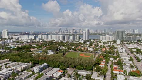 Edificios-De-La-Ciudad-De-Miami-Y-Campo-De-Béisbol,-Vista-Aérea-De-Drones