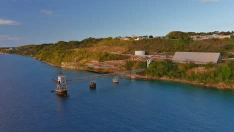 Vista-Completa-Girando-Lentamente-A-La-Izquierda-Toma-De-Drones-De-Un-Muelle-De-Caña-De-Azúcar-Ubicado-En-Aguadilla,-Puerto-Rico