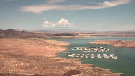 Schwenk-über-Den-Hafen-Von-Hemenway-In-Lake-Mead,-Nevada,-Der-Die-Wasserdürre-Zeigt