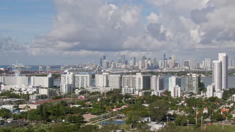 Vista-Aérea-Cinematográfica-De-Los-Suburbios-Y-El-Horizonte-De-La-Ciudad-De-Miami