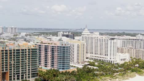 Hoteles-Y-Apartamentos-De-Lujo-De-Miami-Y-Costa-Arenosa,-Vista-Aérea