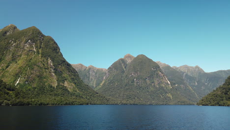 Fuera-Del-Paisaje-Mundial-De-Empinadas-Montañas-Boscosas-En-Dudoso-Fiordo-De-Sonido