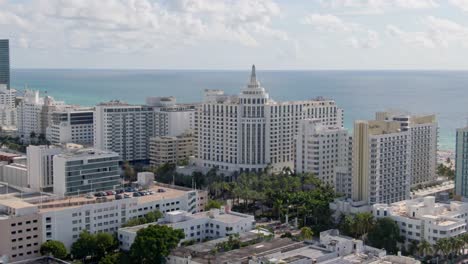Majestätische-Weiße-Gebäude-Der-Innenstadt-Von-Miami,-Luftbahnansicht