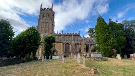 Wide-angle-view-of-St-James-Church-and-graveyard-in-old-Cotswolds-town-of-Chipping-Campden---England,-UK