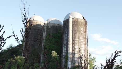 Old-Rusty-Grain-Silos-Abandoned-In-A-Farm-In-Medford,-New-Jersey,-USA