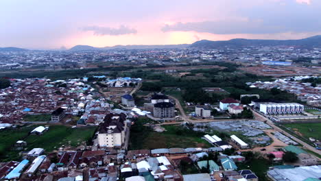 Distrito-Jahi-De-Abuja,-Nigeria-Al-Atardecer---Panorama-Aéreo