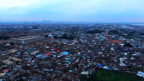 Der-Bezirk-Jahi-In-Abuja,-Nigeria,-Ist-Ein-Expandierendes-Wohn--Und-Geschäftsviertel---Luftüberführung-In-Der-Dämmerung