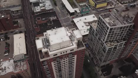 Aerial-footage-of-Chicago,-Illinois-streets-facing-down-and-moving-forward