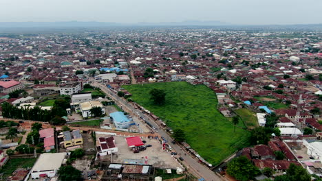 área-De-Gwagwalada-De-Abuja,-Nigeria-Es-Una-Ciudad-Abarrotada---Paso-Elevado-De-Retroceso-Aéreo