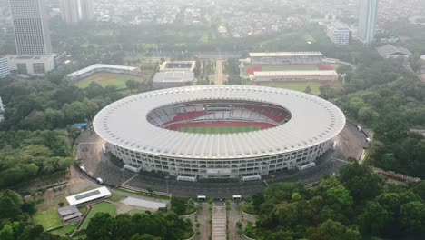 Vista-Aérea-De-Pájaro-Del-Complejo-Deportivo-Del-Estadio-Gbk-En-Yakarta,-Indonesia-Al-Atardecer