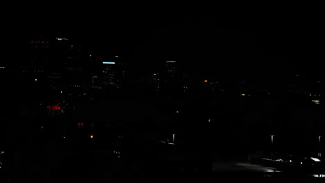 Skyline-Von-Atlanta-Georgia-Auf-Einem-Nebligen-Mit-Beleuchtung