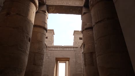 Mirando-Hacia-Arriba-A-Través-De-Pilares-Redondos-Tallados-En-El-Templo-De-Karnak-En-Luxor