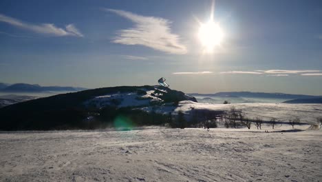 Persona-Haciendo-Kite-ski-En-Una-Llanura-Cubierta-De-Nieve-En-Los-Alpes-Franceses-En-Un-Día-Despejado