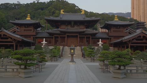 Filmische-Vorwärtsfahrt-Eines-Alten-Chinesischen-Buddhistischen-Tempelkomplexes-An-Einem-Bewölkten-Tag